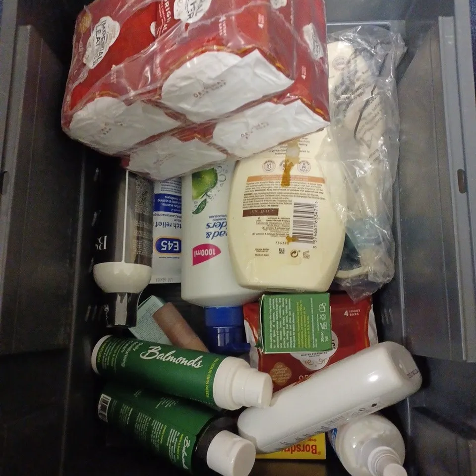 LOT OF APPROXIMATELY 20 COSMETICS ITEMS TO INCLUDE HAIR RINSE , RESCUE PADS , MOISTURISING CREAM, ETC