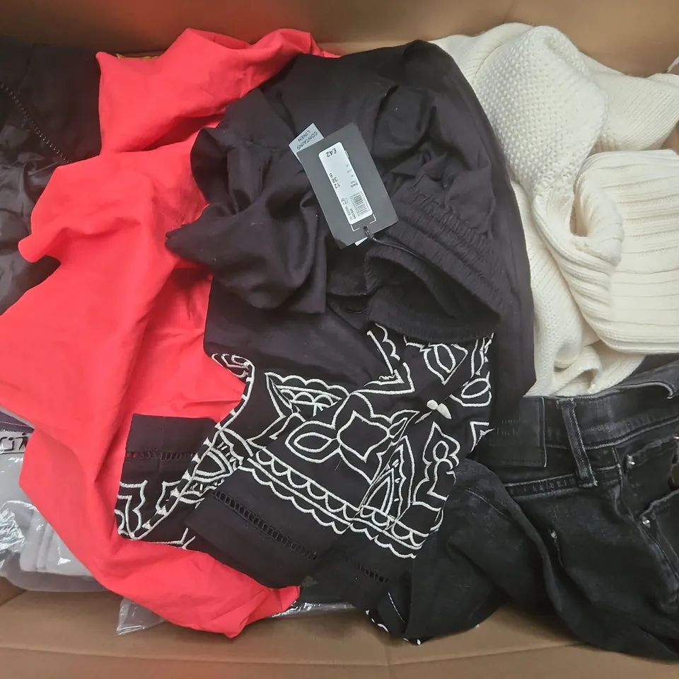 APPROXIMATELY 30 ASSORTED CLOTHING ITEMS IN VARIOUS SIZES, STYLES & COLOURS TO INCLUDE BRANDS SUCH AS RIVER ISLAND, ABERCROMBIE & FITCH, SHIEN, ETC - COLLECTION ONLY