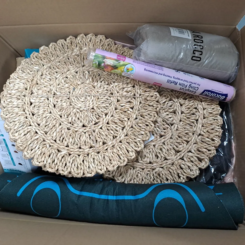 APPROXIMATELY 20 ASSORTED HOUSEHOLD ITEMS TO INCLUDE WINDOW BLINDS, PILLOWCASE PAIR, WOVEN PLACEMATS, ETC - COLLECTION ONLY