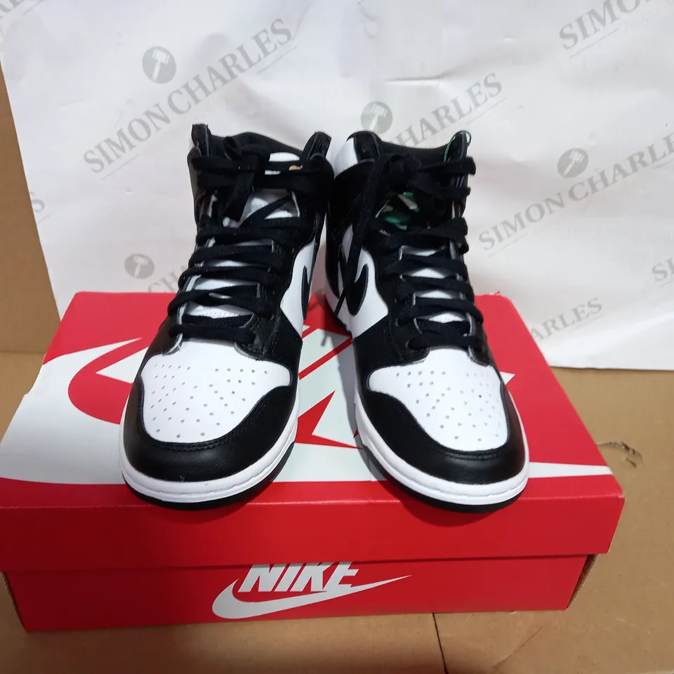 BOXED PAIR OF NIKE DUNK HIGH TOPS IN WHITE AND BLACK SIZE 4