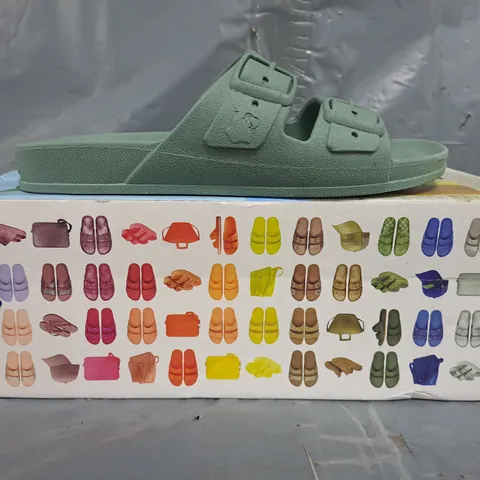 BOXED PAIR OF CACATOΓS PERFUMED/SCENTED OPEN TOE SANDALS IN VINTAGE GREEN SIZE EU 36