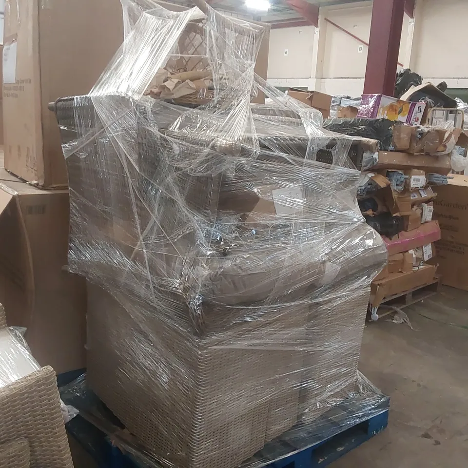 PALLET CONTAINING A LARGE QUANTITY OF ASSORTED RATTAN FURNITURE PARTS