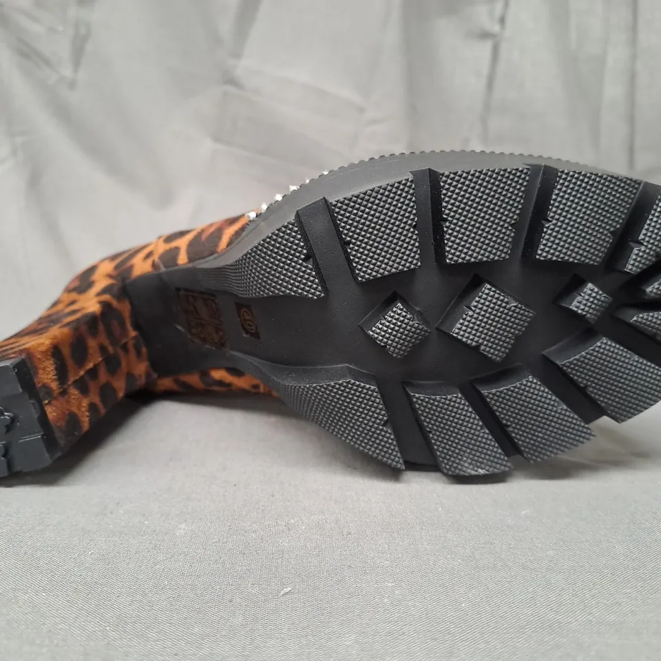 BOXED PAIR OF DESIGNER HIGH BLOCK HEEL PLATFORM BOOTS IN LEOPARD PRINT EU SIZE 40