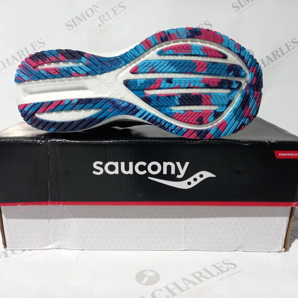 BOXED PAIR OF SAUCONY TRIUMPH 20 RUNNING SHOES IN GREY/MULTICOLOUR UK SIZE 7