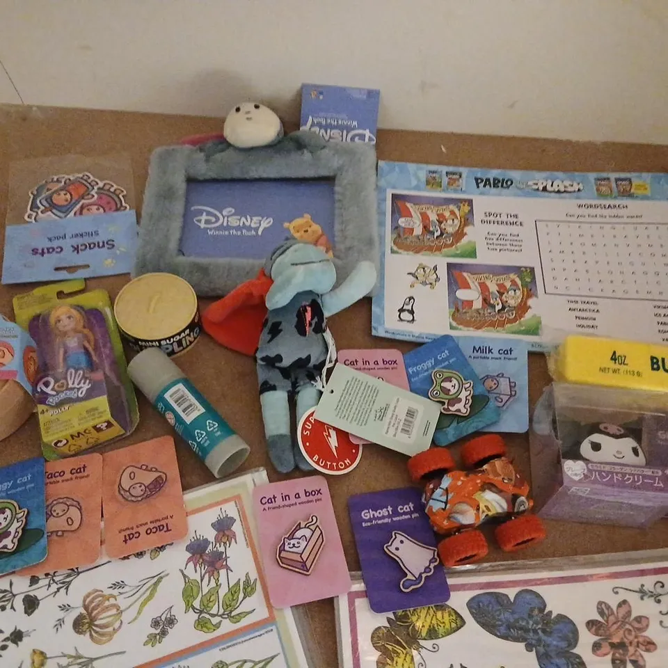 LARGE QUANTITY OF ASSORTED TOYS AND ACCESSORIES TO INCLUDE; CAT PINS, SUPER POWER PLUSH, BUTTER STRESS TOY, WINNIE THE POOH PICTURE FRAME AND POLLY POCKET