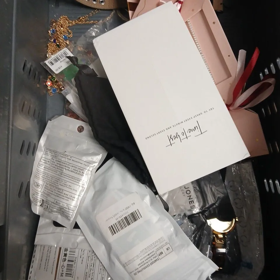 APPROXIMATELY 15 ASSORTED JEWELLERY PRODUCTS TO INCLUDE NECKLACE, WATCH, BRACELETS ETC 