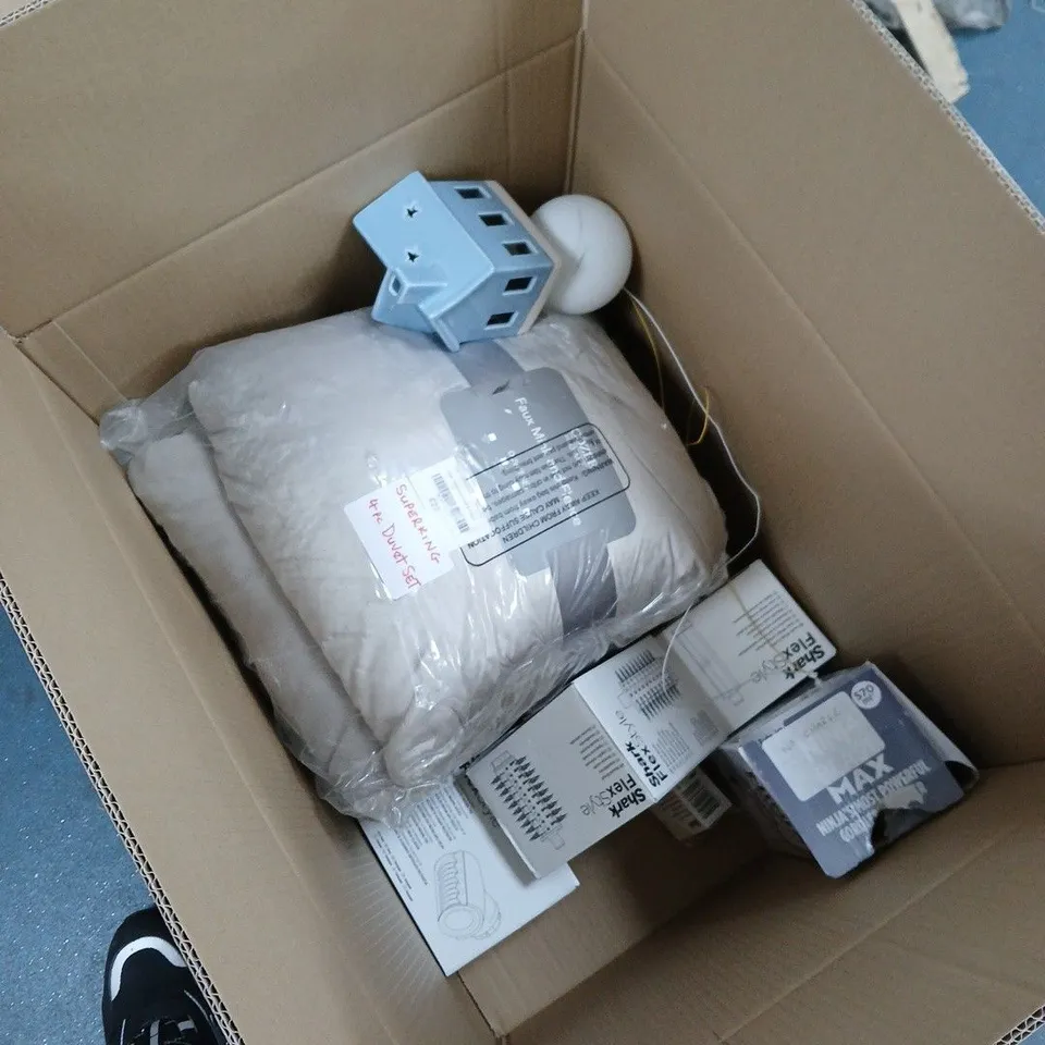 LIGHTING FIXTURE WITH BLUE BASE AND WHITE BULB – BOXED COMPONENTS .AN ASSORTED DUVET SET IN A BOX OF HOUSEHOLD GOODS APPROXIMATELY 6 ITEMS