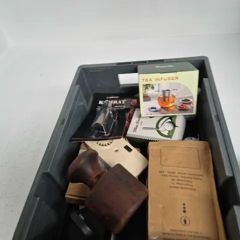 TOTE OF APPROXIMATELY 12 ASSORTED ITEMS TO INCLUDE: GLASS CANDY JAR 