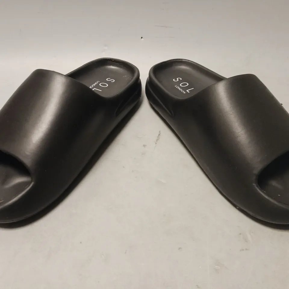 BOXED PAIR OF SOLE LONDON FOOTBED SLIDERS IN BLACK SIZE 3