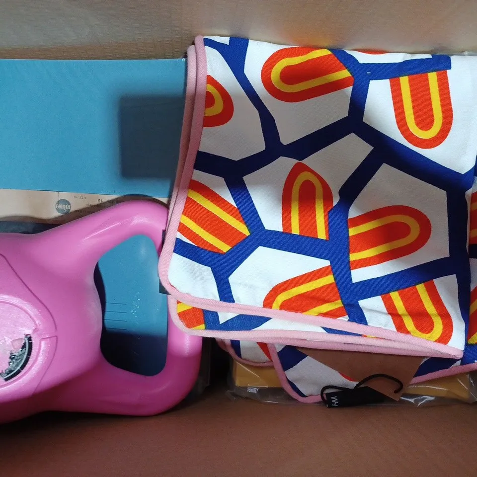BOX OF APPROXIMATELY 10 ASSORTED HOUSEHOLD ITEMS TO INCLUDE EXERCISE BOOKS IN BLUE, BUNGEE BREAKAWAY TRAILER TIE, ETC
