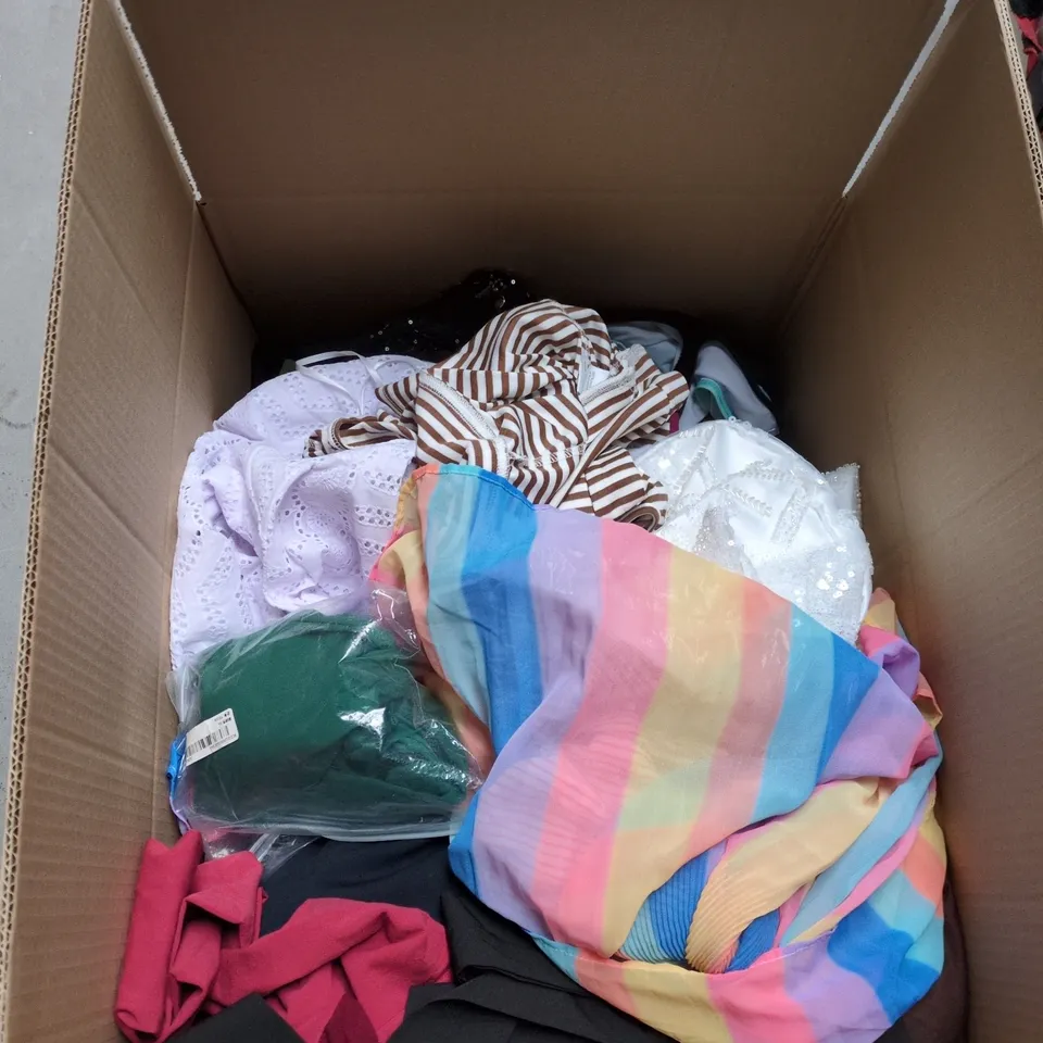 BOX OF APPROXIMATELY 20 ASSORTED CLOTHING ITEMS TO INCLUDE: KNITTED CARDIGAN AND ADIDAS T-SHIRT 