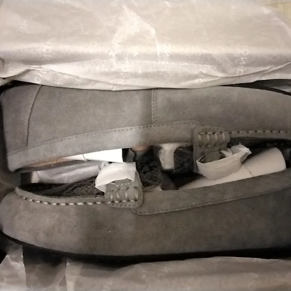 3 VIONIC BOXES CONTAINING 2 × HONOR DAYNA BLACK LOAFERS SIZE 7, HONOR DAYNA GREY LOAFERS SIZE 7 