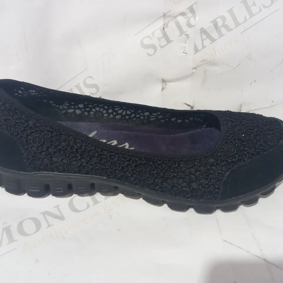 BOXED PAIR OF SKECHERS MEMORY FOAM SHOES IN BLACK UK SIZE 3.5
