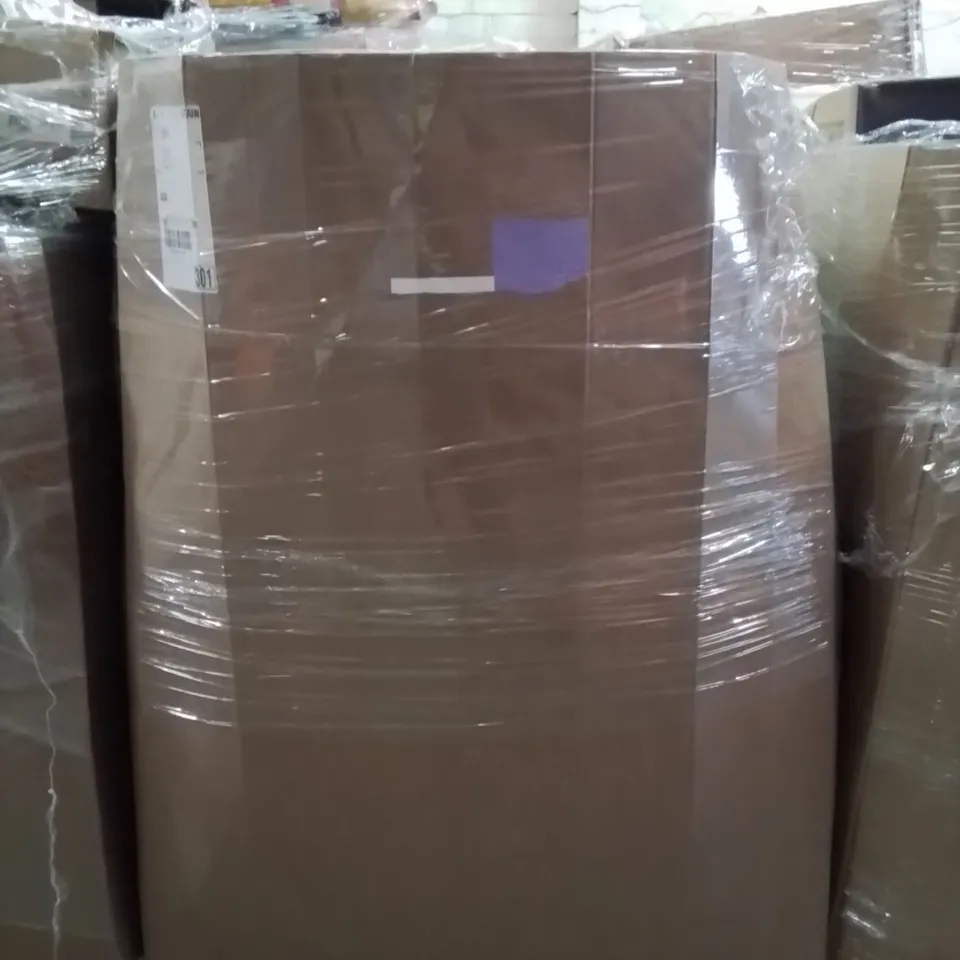 PALLET CONTAINING A LARGE QUANTITY OF SANTA CLAUS NAPKINS 160 NAPKINS PER BOX