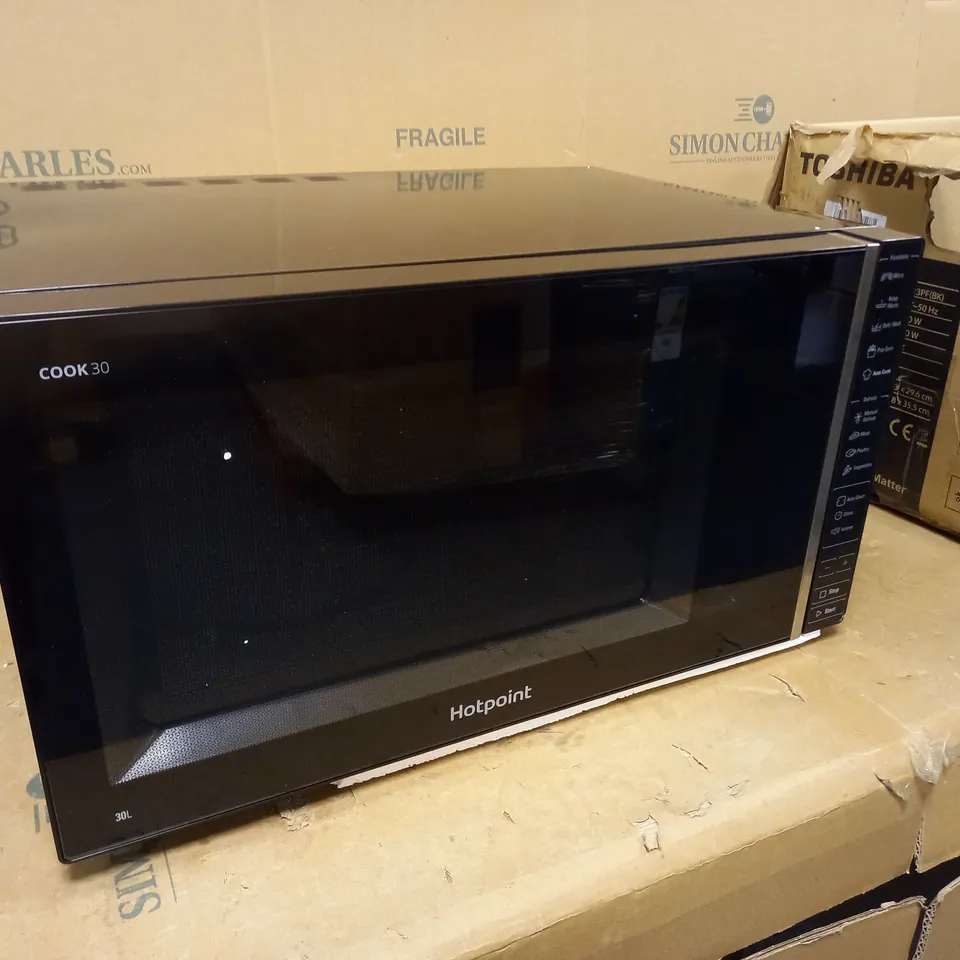 HOTPOINT MWH 301 B FREESTANDING COOK MICROWAVE, 900W