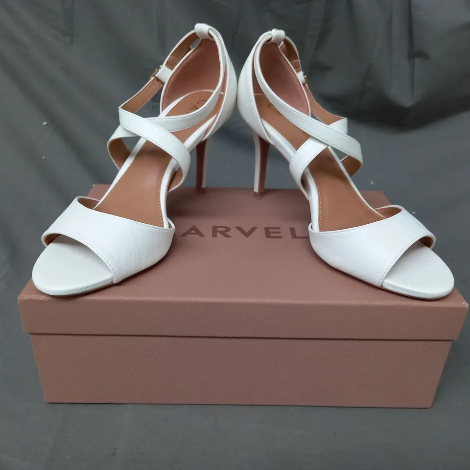 BOXED PAIR OF CARVELA OPEN TOE HEELS IN WHITE EU SIZE 39