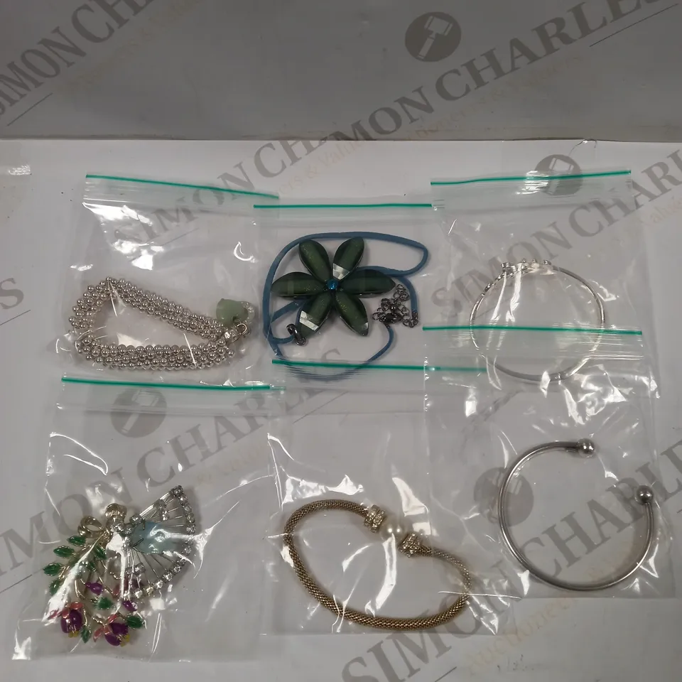 BOX OF 6 ASSORTED INDIVIDUAL JEWELLERY ITEMS TO INCLUDE SILVER BANGLE, FLOWER EFFECT BROOCH, GOLD EFFECT ROPE BRACELET ETC 