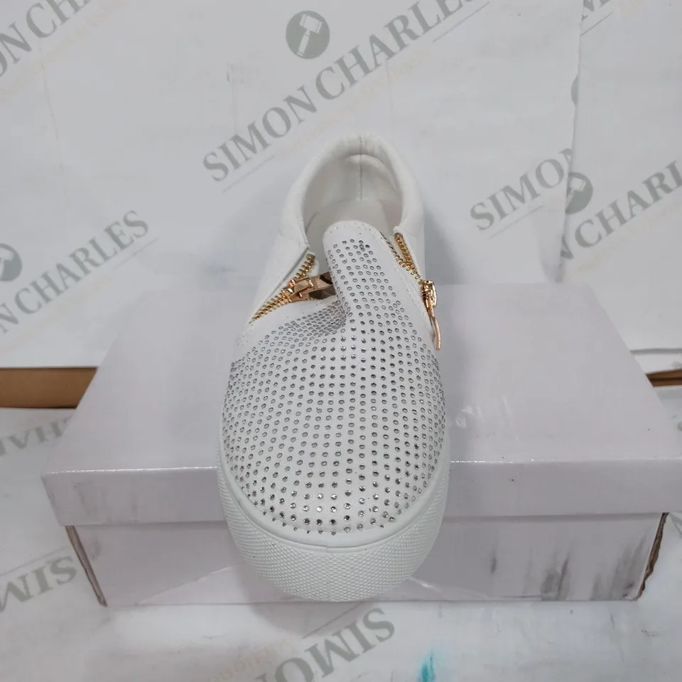 BOXED PAIR OF UNBRANDED SLIP-ON SHOES - WHITE / SIZE: 36 EU