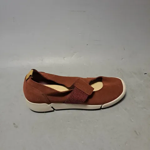 PAIR OF CLARKS TRIGENIC SHOES IN BROWN MIX SIZE 4