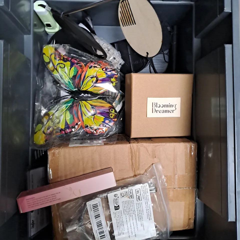 APPROXIMATELY 15 ASSORTED HOUSEHOLD PRODUCTS TO INCLUDE DISHWASHER TABLETS, WELSH DRAGON COASTER AND CAKE PIPING NOZZLE SET