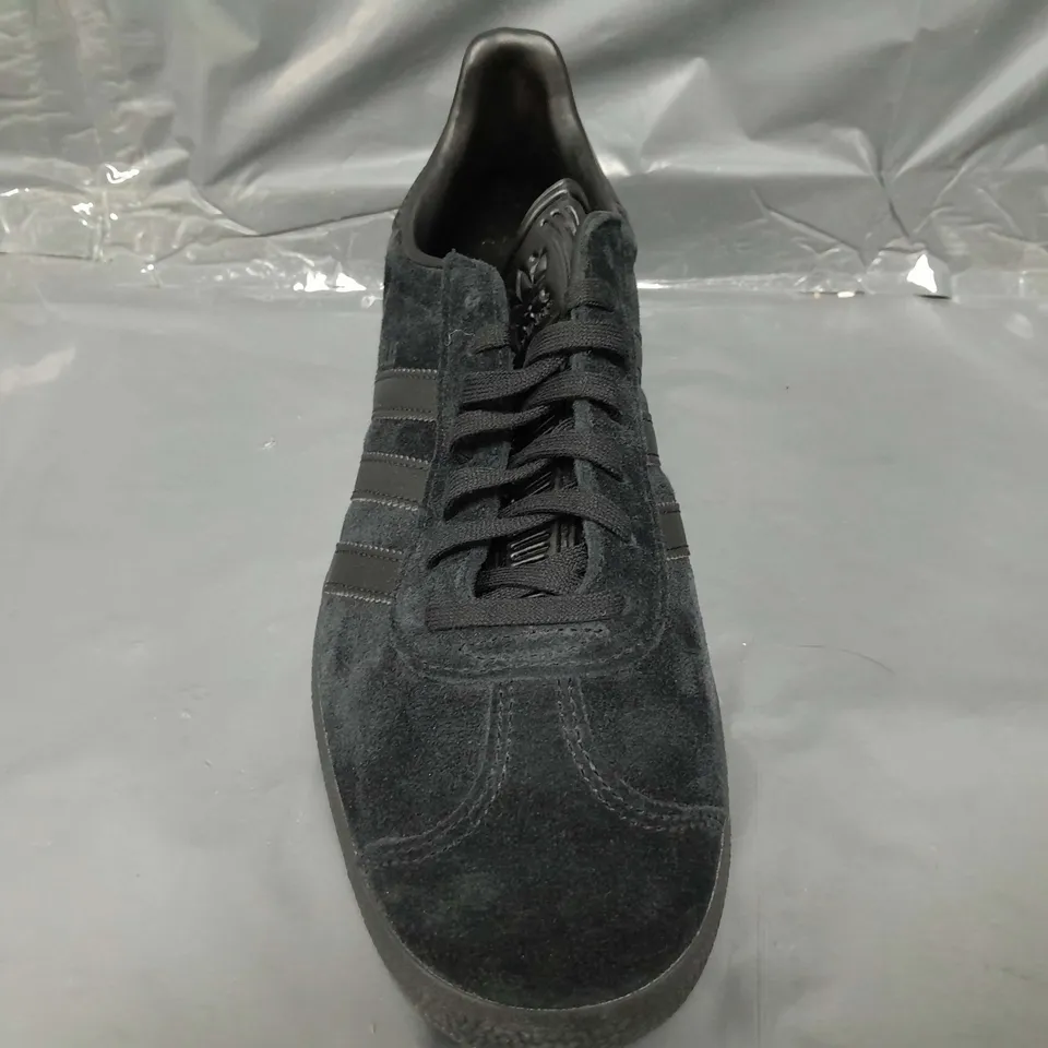BOXED PAIR OF ADIDAS GAZELLE SHOES IN BLACK UK SIZE 9