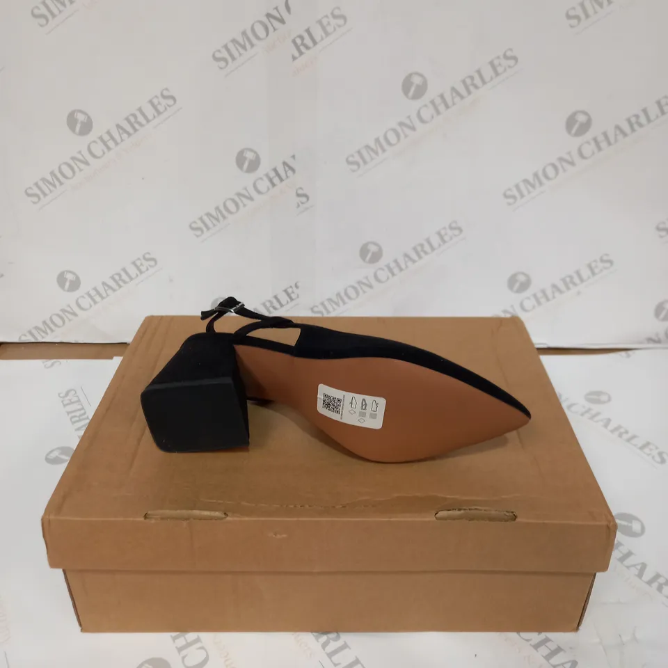 BOXED PAIR OF ASOS DESIGN WIDE FIT SYDNEY SLINGBACK MID HEELS - BLACK, SIZE 4