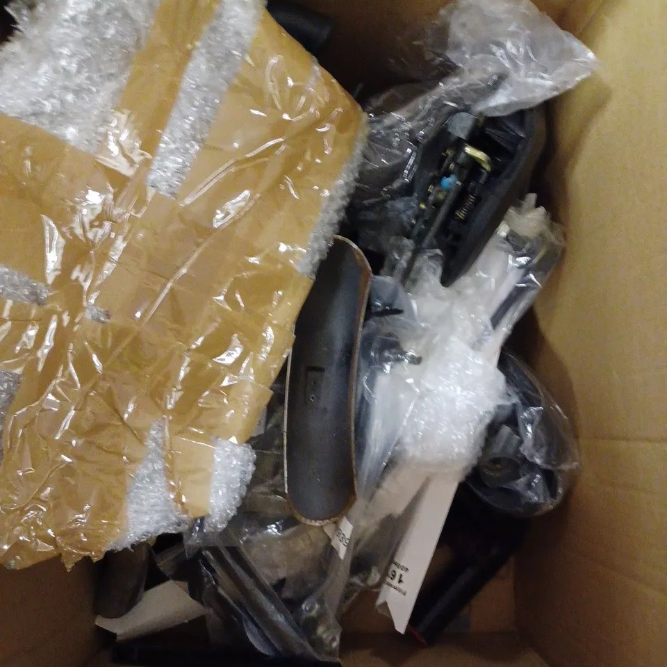 BOX OF APPROXIMATELY 15 ASSORTED VEHICULAR PARTS & ACCESSORIES TO INCLUDE WARNING TRIANGLE, VW GEAR STICK, WIPER BLADES ETC