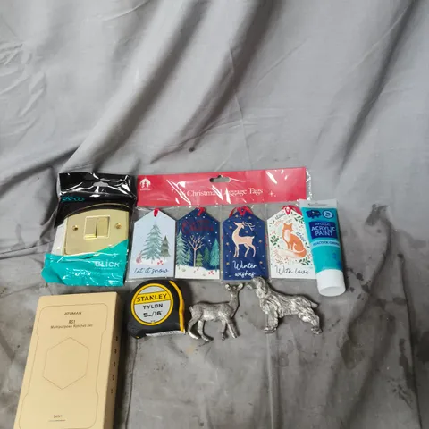 APPROXIMATELY 20 ASSORTED HOUSEHOLD ITEMS TO INCLUDE CHRISTMAS LUGGAGE TAGS, STANLEY TAPE MESSURE AND METALLIC ACRYLIC PAINT TUBE