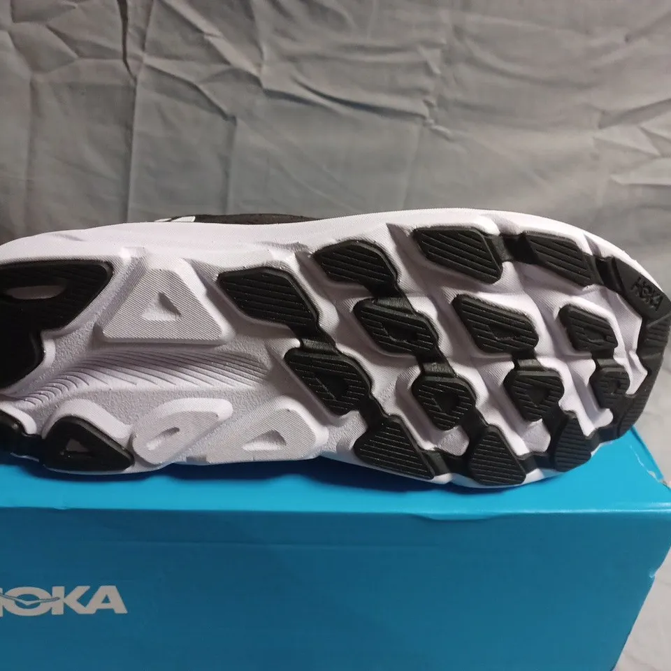 BOXED PAIRO OF HOKA CLIFTON 9 RUNNING SHOES –  UK SIZE 9 