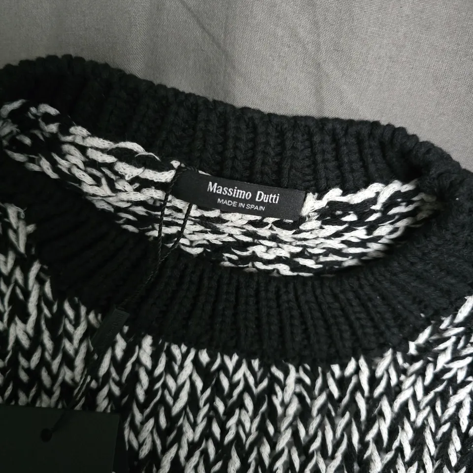 MASSIMO DUTTI KNIT SWEATER – BLACK & WHITE MARLED, UK SIZE S