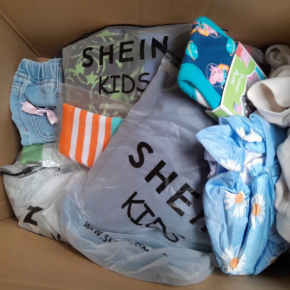 APPROXIMATELY 30 ASSORTED KIDS CLOTHING TO INCLUDE M&S BODY SUIT 3-6 MONTHS, SHORT PYJAMA SET 12-13 YEARS, STRIPED LEGGINGS 4-5 YEARS 
