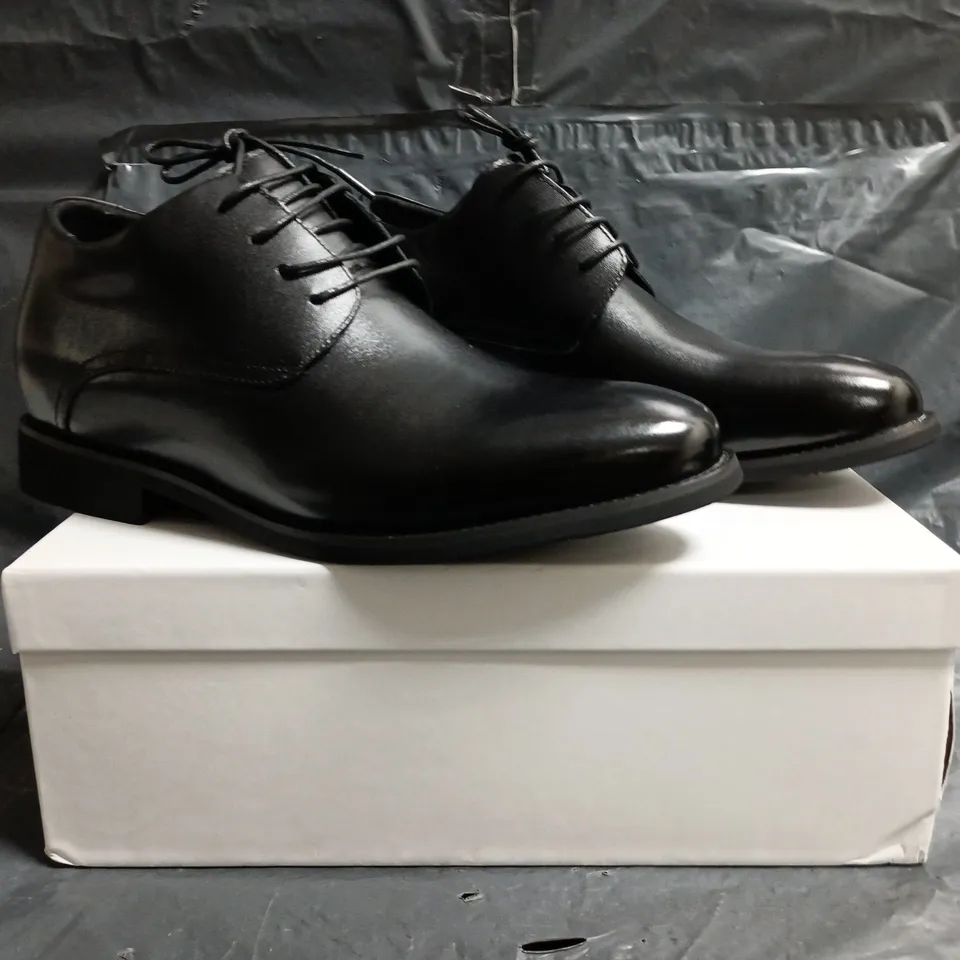 BOXED PAIR OF CONZURI RIESCO LACE UP SHOES IN BLACK SIZE UK 8