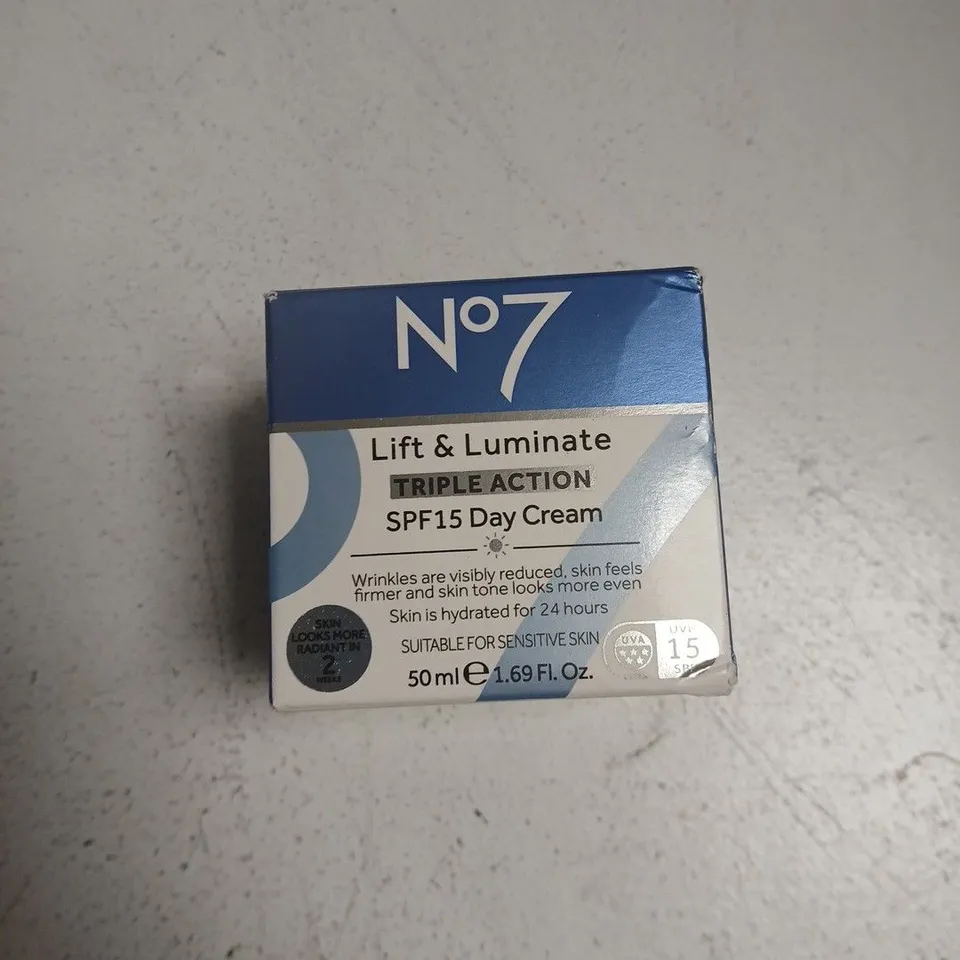 TOTE OF APPROXIMATELY 14 ASSORTED HEALTH AND BEAUTY ITEMS TO INCLUDE: No7 LIFT AND LUMINATE SPF15 DAY CREAM