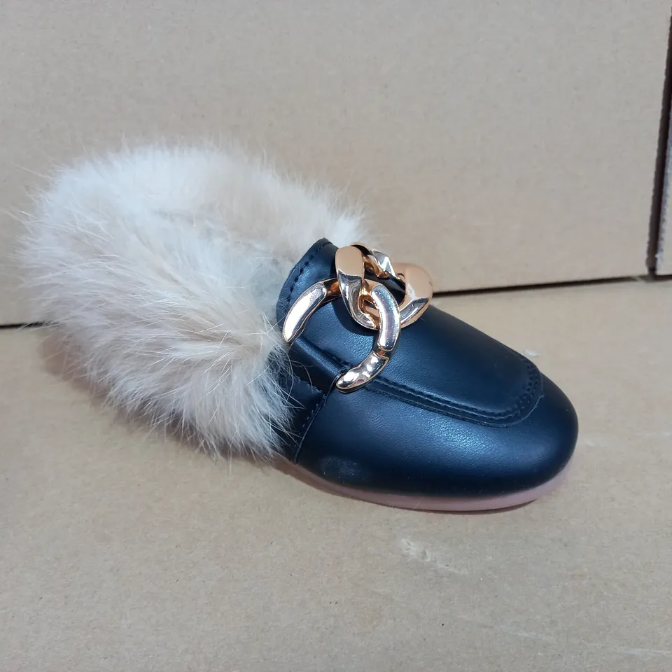 BOXED PAIR OF EU SIZE 27 CHILDRENS SHOES 