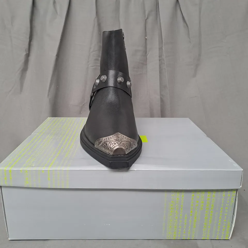 BOXED PAIR OF KOI SOUL RENDER COWBOY BOOTS IN BLACK/SILVER EFFECT UK SIZE 8
