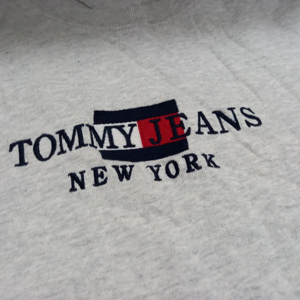 TOMMY JEANS GREY T-SHIRT - XL