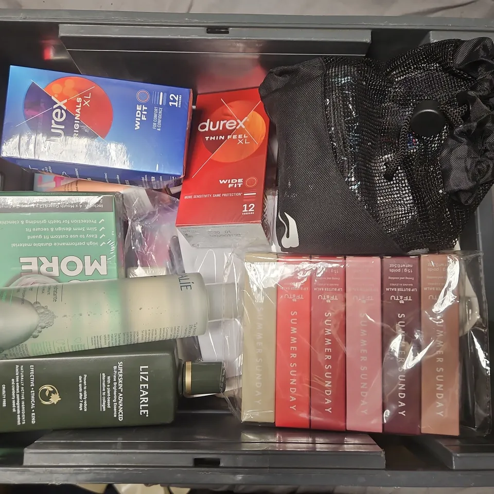 APPROXIMATELY 15 ASSORTED HEALTH & BEAUTY PRODUCTS TO INCLUDE LIZ EARLE SUPERSKIN ADVANCED, DUREX CONDOMS, GARNIER MICELLAR CLEANSING ROSE WATER, ETC