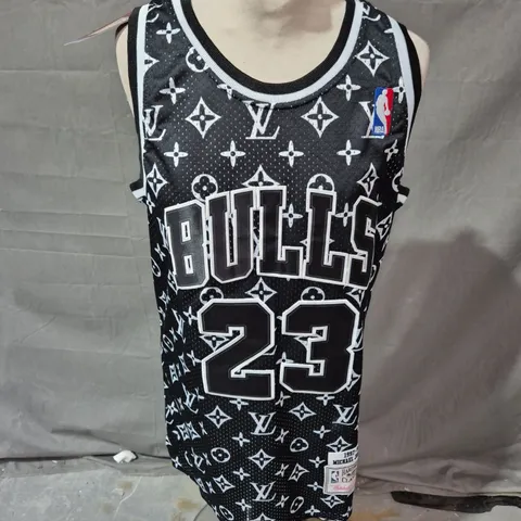 MITCHELL & NESS BULLS JORDAN 23 BASKETBALL JERSEY IN BLACK/WHITE SIZE M