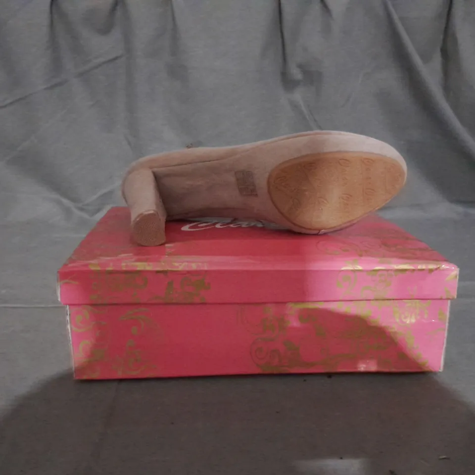 APPROXIMATELY 10 BOXED PAIR OF HEELED SHOES IN VARIOUS SIZES TO INCLUDE SIZE 40EU