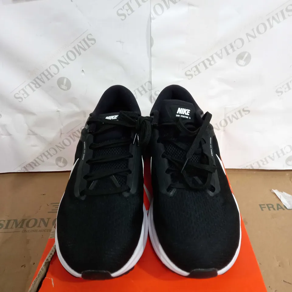 BOXED PAIR OF NIKE AIR ZOOM STRUCTURE 24 TRAINERS SIZE 7.5