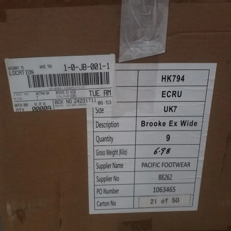BOX CONTAINING APPROXIMATELY 9 PAIRS OF BRAND NEW SIMPLY BE ECRU BROOKE EX WIDE FLATS - SIZE 7