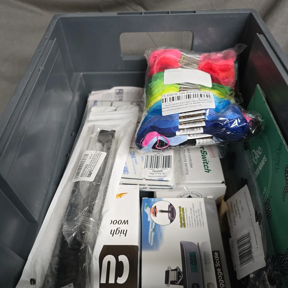 APPROXIMATELY 20 ITEMS OF ASSORTED HOME & TRAVEL GADGETS – LUGGAGE SCALE, BATHROOM DESCALER & MORE (MIXED LOT).