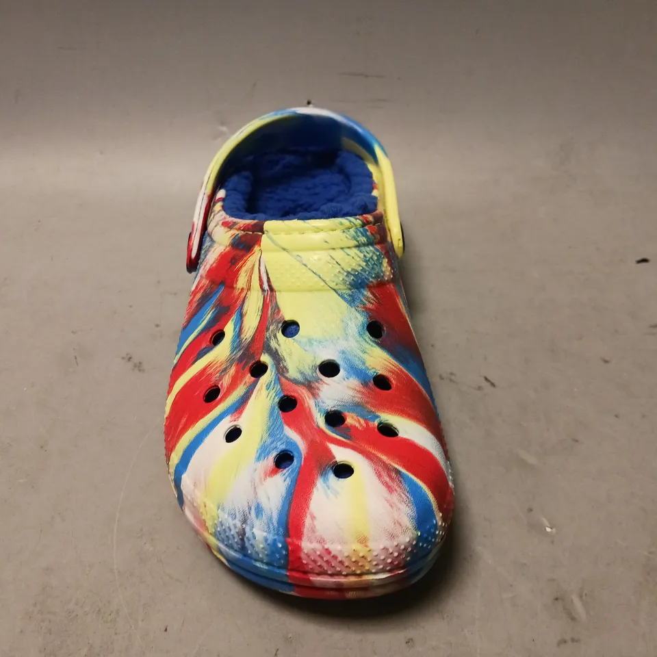 PAIR OF CROCS CLASSIC LINED MARBLED CLOGS IN MULTICOLOUR UK SIZE J4