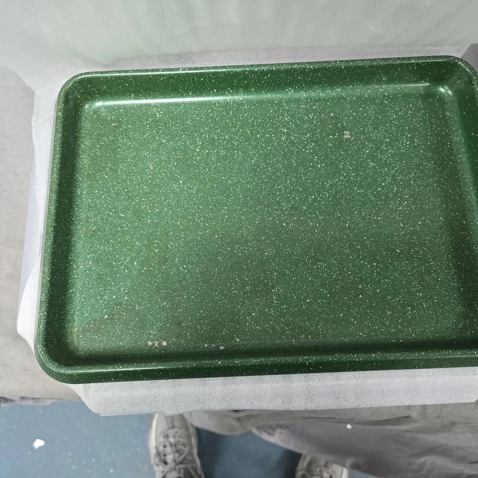 CAGE OF APPROXIMATELY 15 ITEMS TO INCLUDE:CYCLONE CANE AND BAKING TRAYS