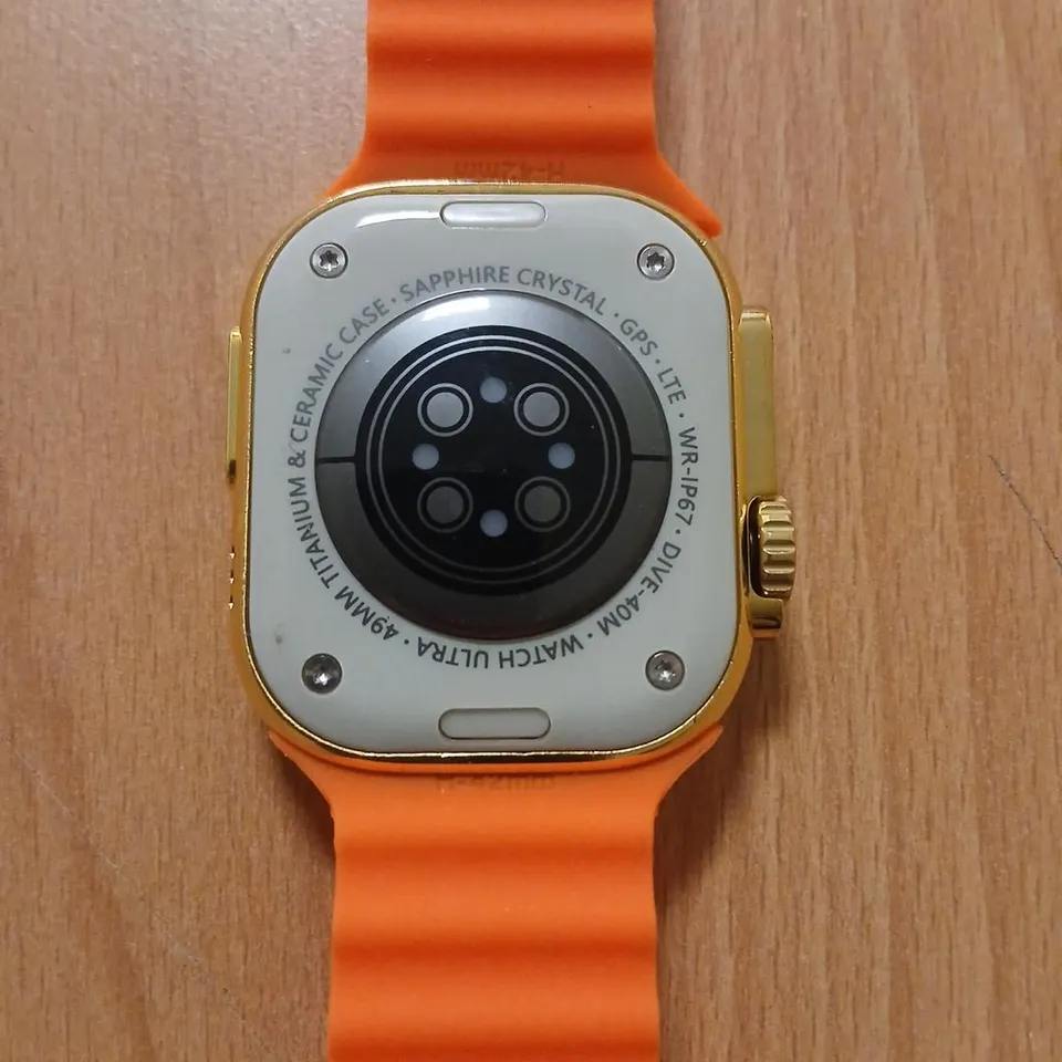 SMARTWATCH WITH ORANGE SILICONE STRAP AND GOLD-TONE CASE