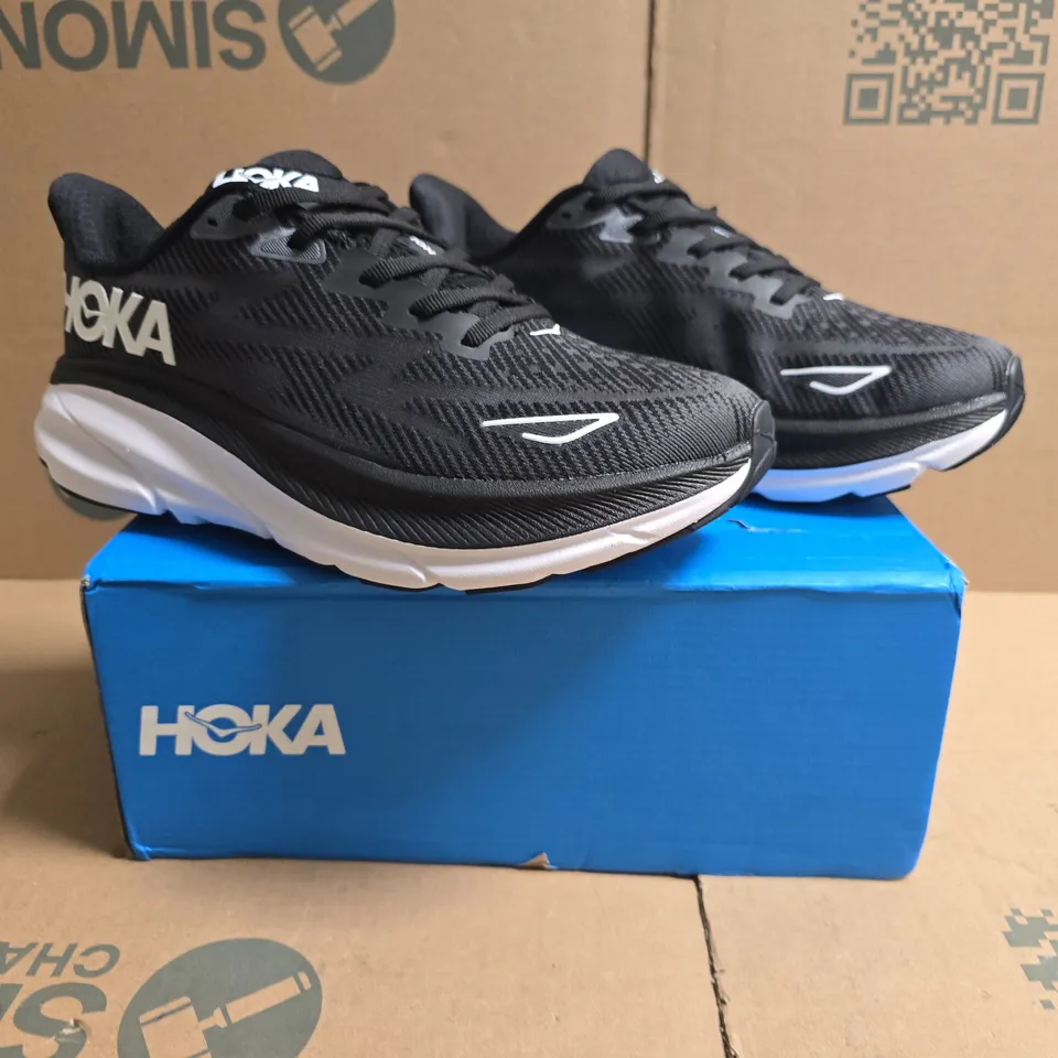 BOXED PAIR OF HOKA CLIFTON 9 TRAINERS IN BLACK/WHITE SIZE UK 7