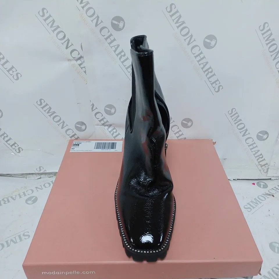 BOXED PAIR OF MODA LEXIIE BLACK PATENT BOOTS SIZE 40