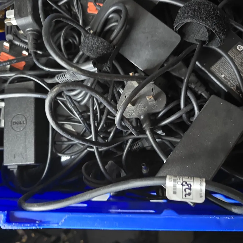 APPROXIMATELY 25 ASSORTED ITEMS TO INCLUDE - DVI CABLE , HP AC ADAPTER , ETHERNET CABLE - ETC - COLLECTION ONLY