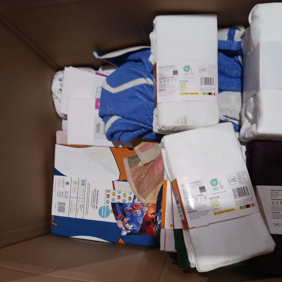BOX OF APPROXIMATELY 20 ASSORTED BEDDING AND SOFT FURNISHING ITEMS TO INCLUDE - DUVET SETS, FITTED SHEETS, AND PILLOWCASES ETC. 