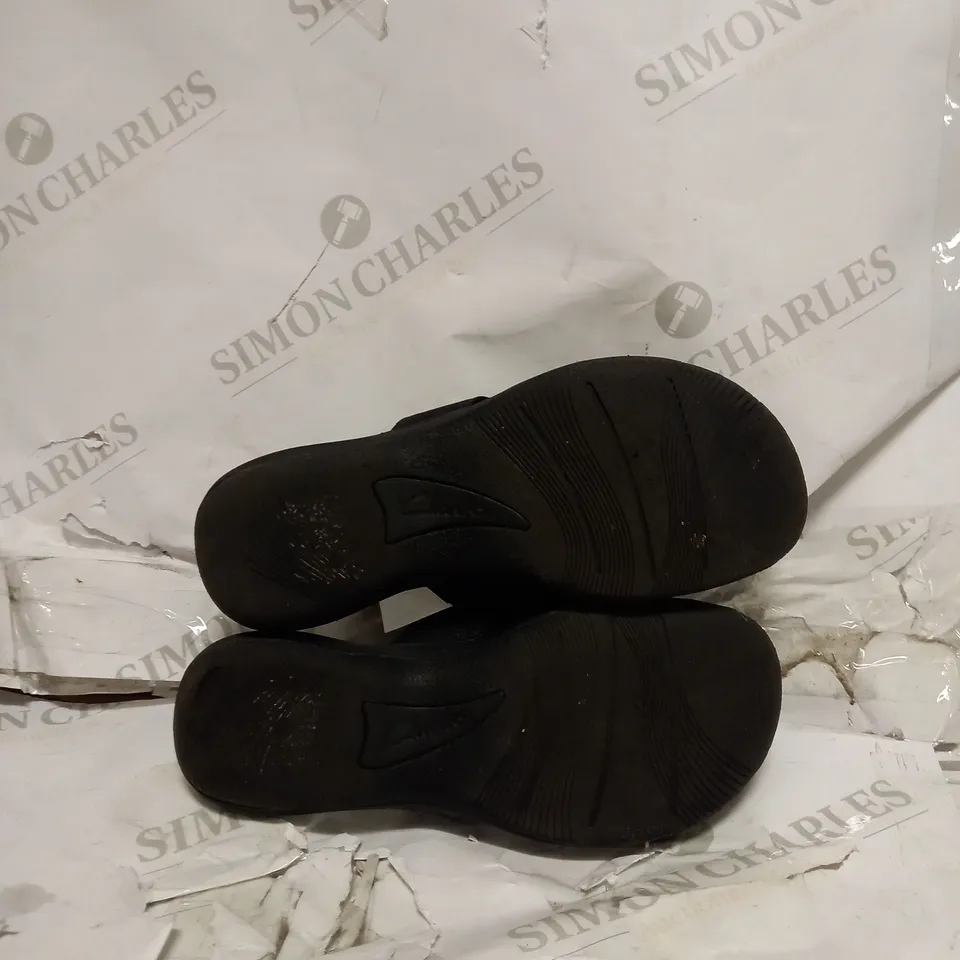 CLARKS GROVE SANDAL SIZE 5 